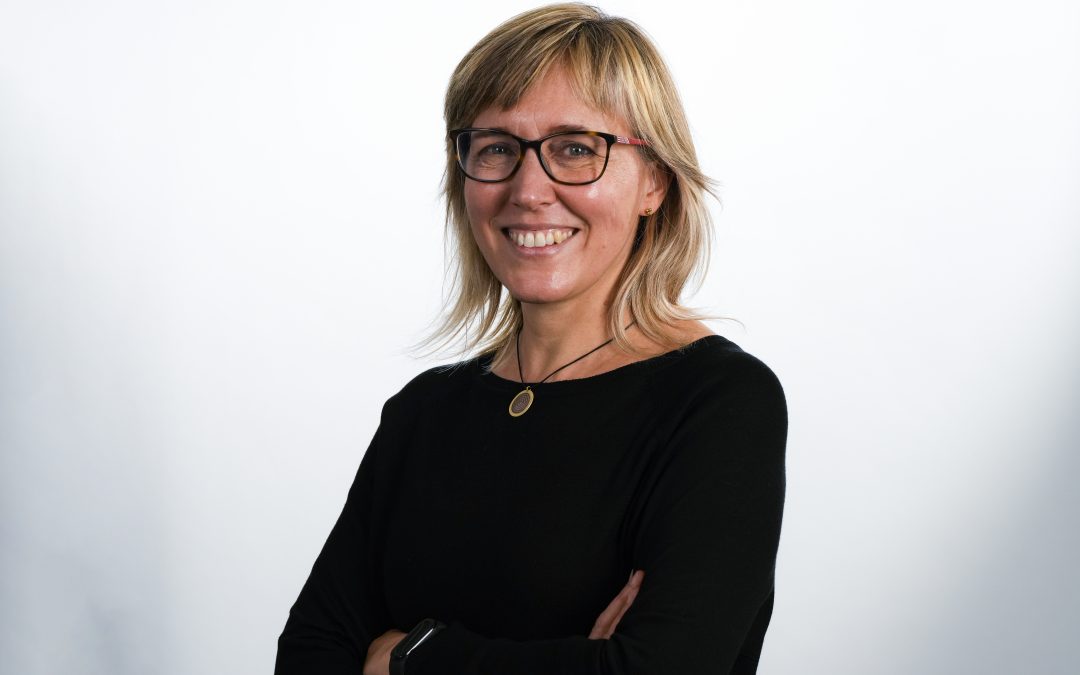 Entrevista – “Algunos mandatos de vuelta a la oficina responden a necesidades de control por parte de ciertos directivos”. Eva Rimbau Gilabert. Profesora UOC.