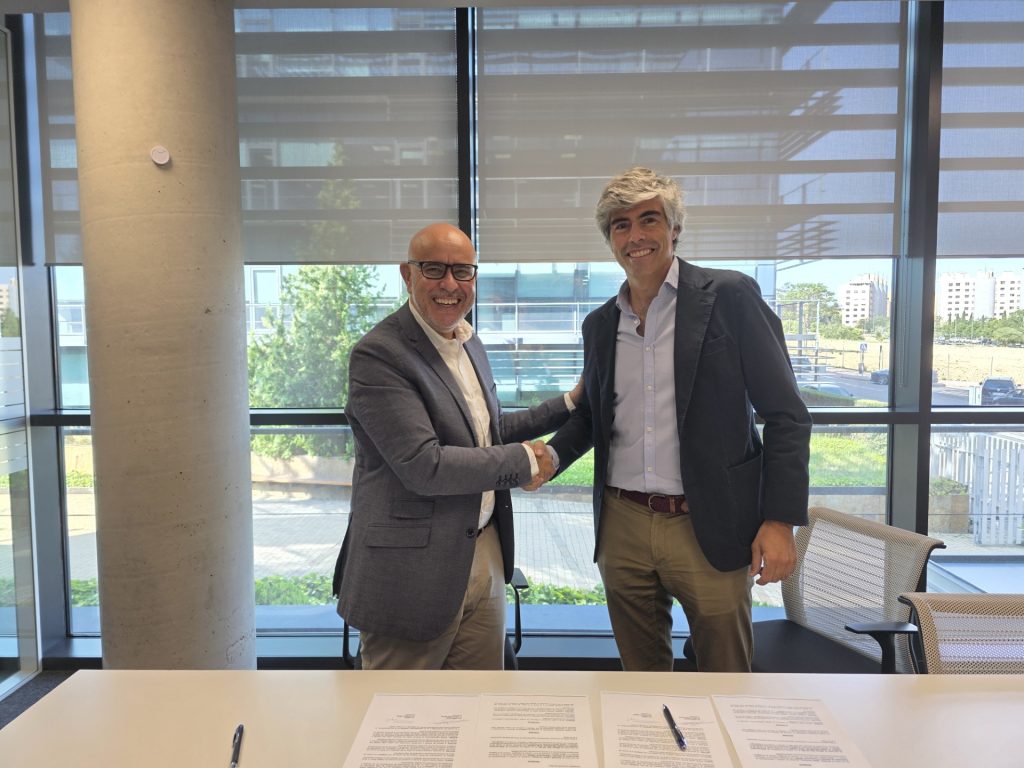 Fernando Lallana Fernández, presidente de OBBIO Bienestar y Alfonso Diaz del Río, presidente de IFMA España, durante la firma delacuerdo de colaboración de ambas entidades el pasado julio.